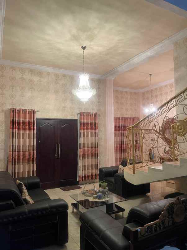 rumah 2 lantai nyaman di kota probolinggo