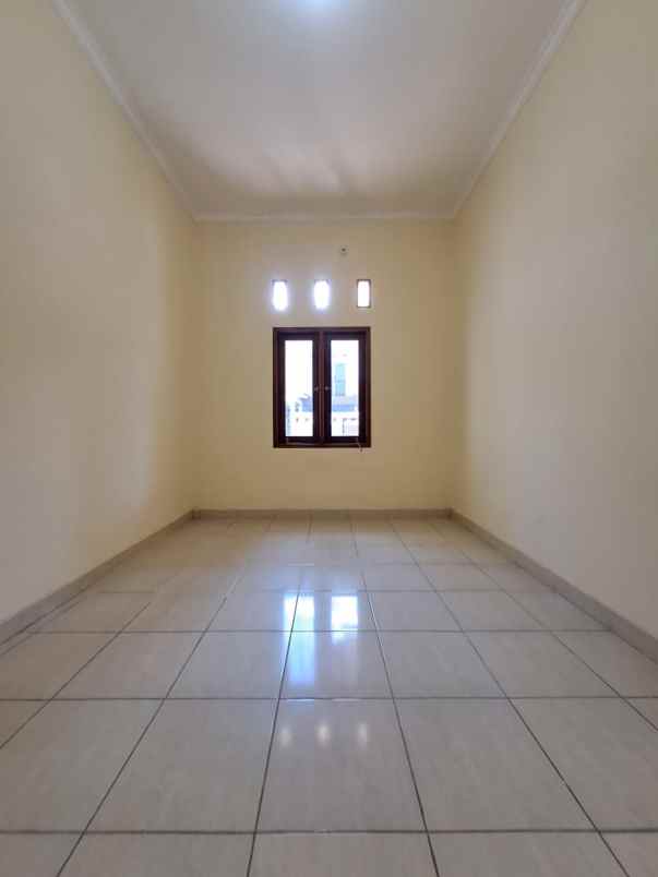 rumah 2 lantai siap huni di beji timur depok