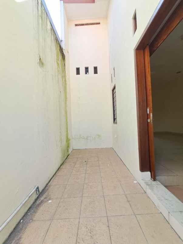 rumah 2 lantai siap huni di beji timur depok