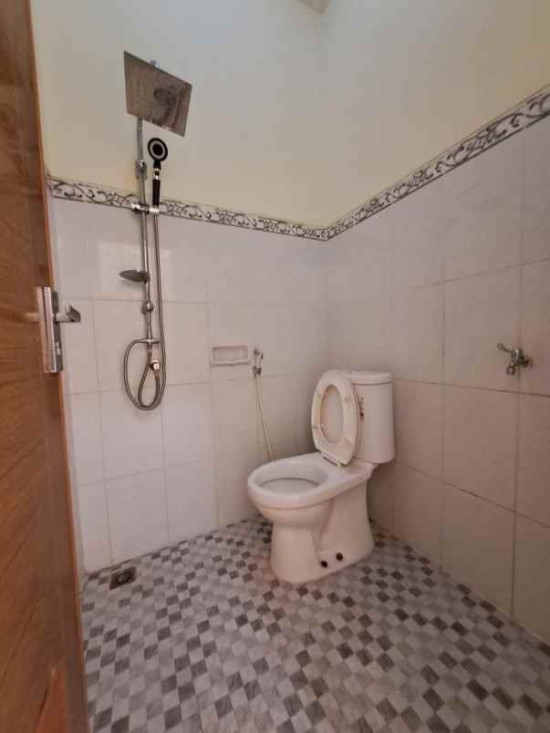 rumah 2 lantai siap huni di beji timur depok