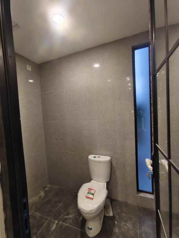 rumah 2 lantai siap huni di sawangan depok