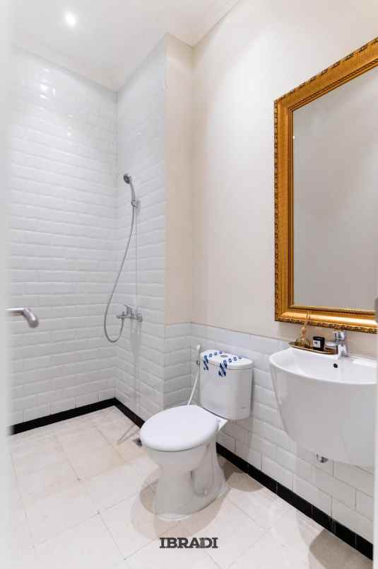 rumah american classic 2 5 lantai