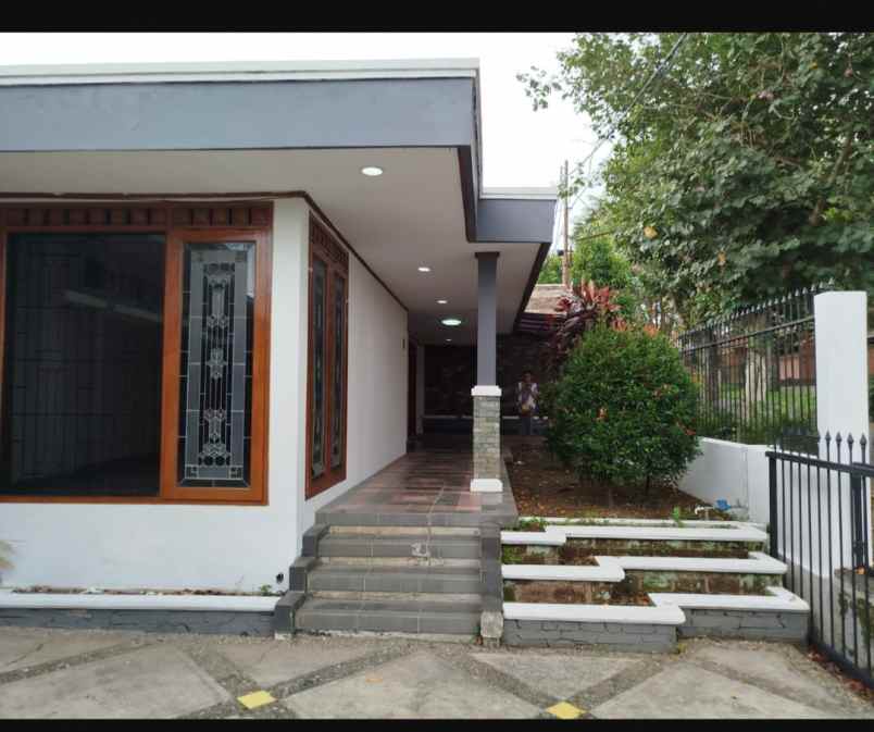 rumah asri luas tanah besar di cigadung dekat ke dago