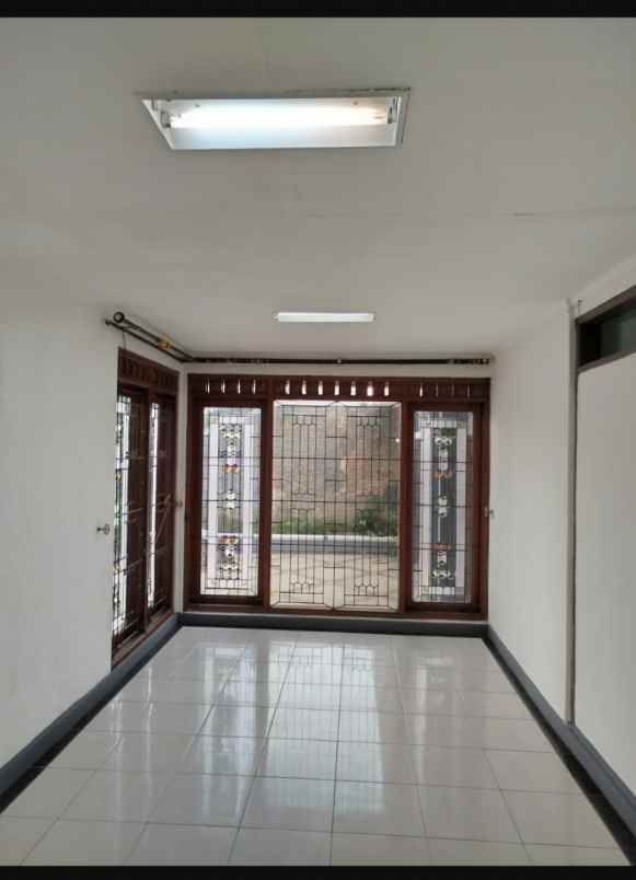 rumah asri luas tanah besar di cigadung dekat ke dago