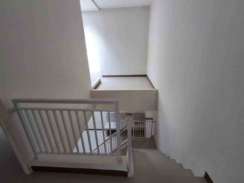 rumah babatan pilang wiyung new minimalis row 2 mobil