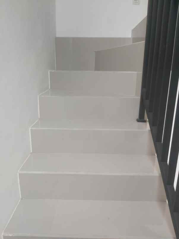 rumah baru 2 lantai dekat exit tol cileunyi