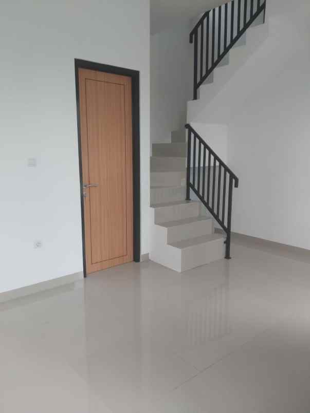 rumah baru 2 lantai dekat exit tol cileunyi