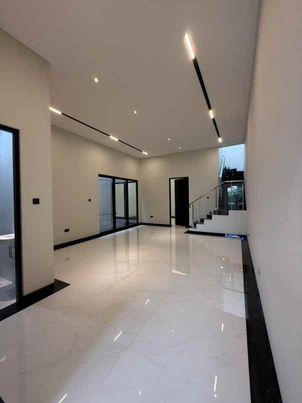 rumah baru 2 lantai siap huni di manyar kertaadi