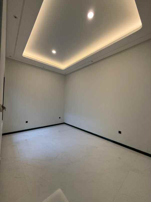 rumah baru 2 lantai siap huni di manyar kertaadi