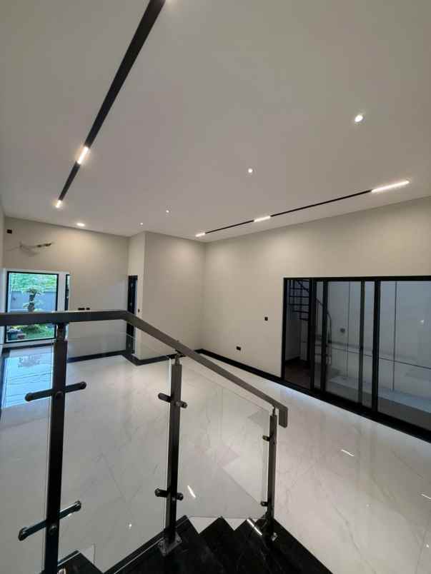rumah baru 2 lantai siap huni di manyar kertaadi
