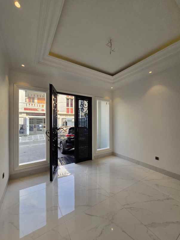 rumah baru american classic di cempaka putih jakpus