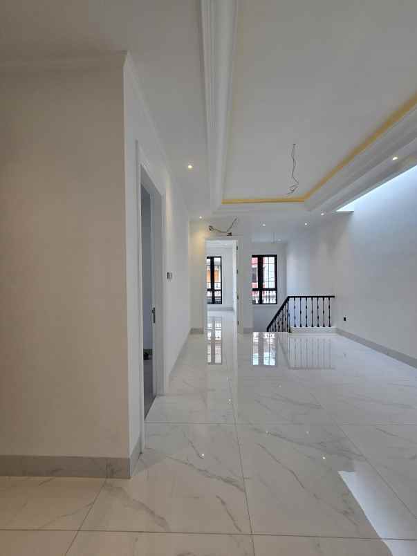 rumah baru american classic di cempaka putih jakpus