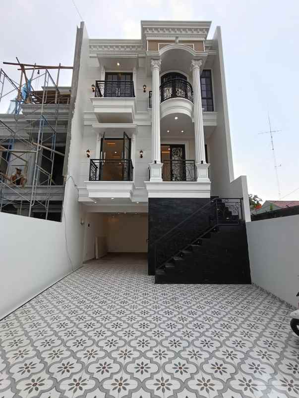 rumah baru classic di siaga pejaten jaksel