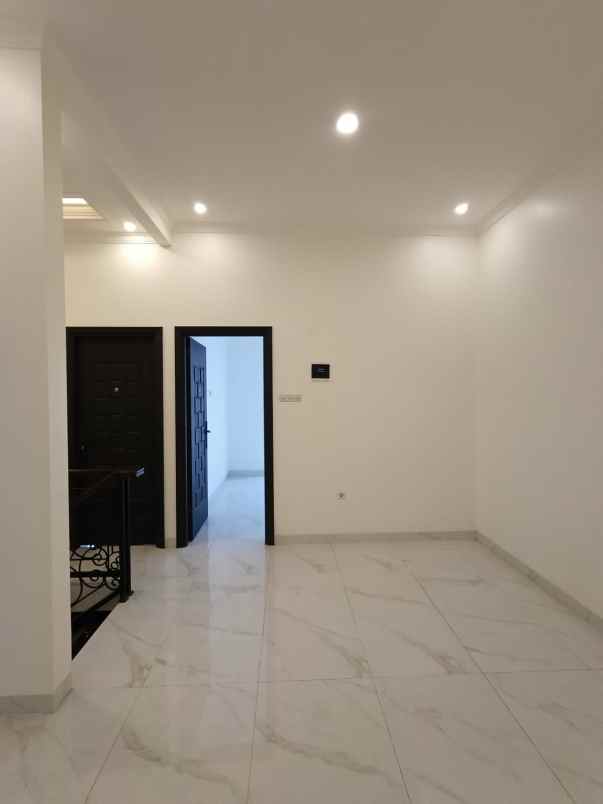 rumah baru classic di siaga pejaten jaksel