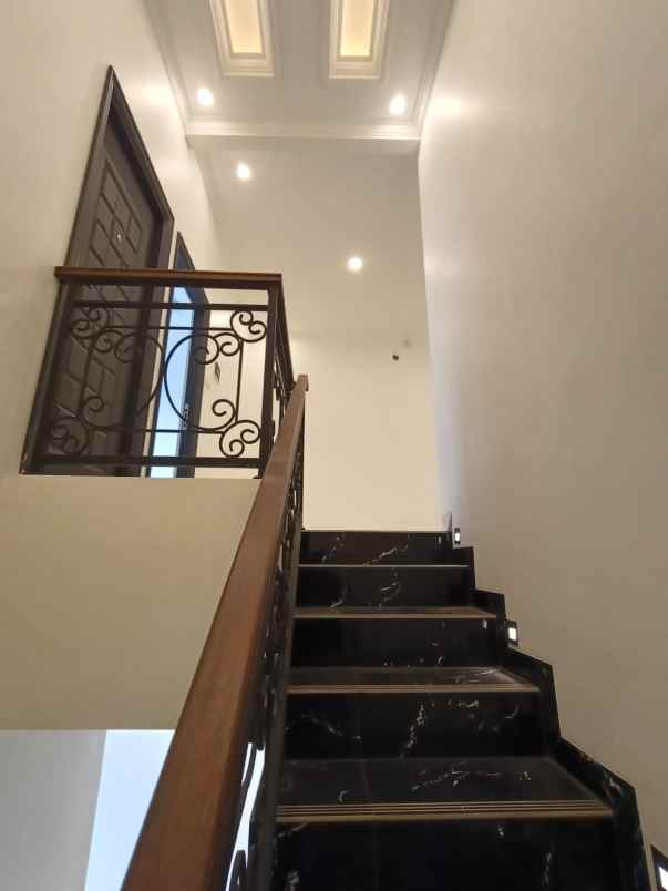 rumah baru classic di siaga pejaten jaksel