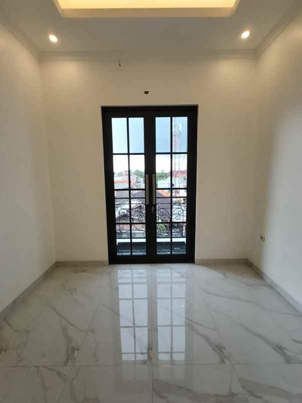 rumah baru classic di siaga pejaten jaksel