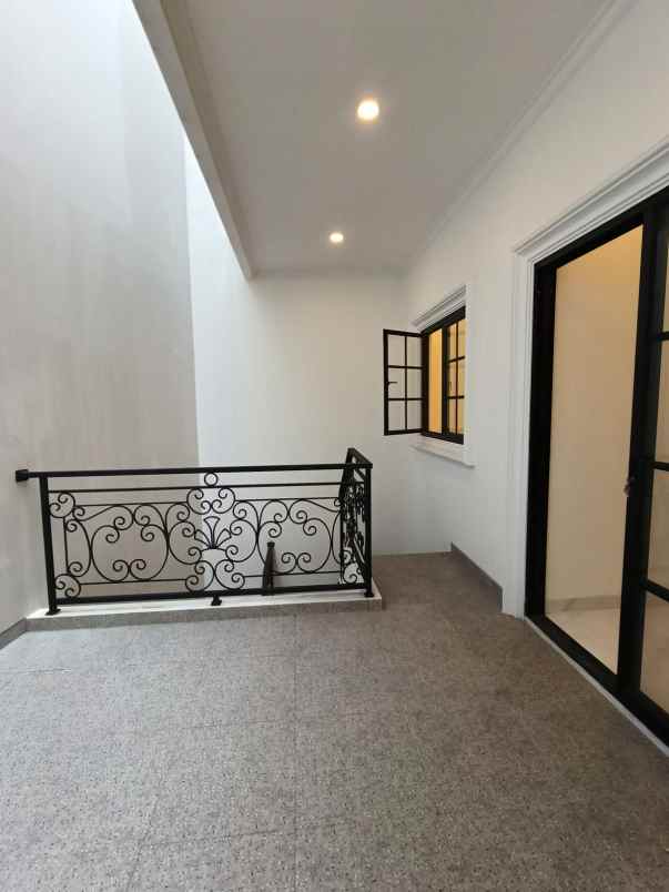 rumah baru classic di siaga pejaten jaksel