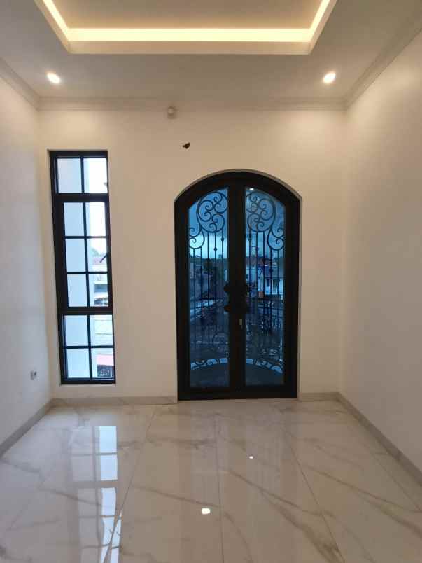 rumah baru classic di siaga pejaten jaksel