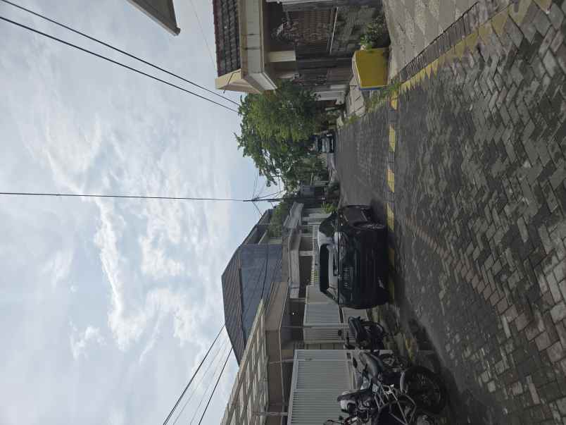 rumah baru dalam proses pembangunan di sutorejo tengah