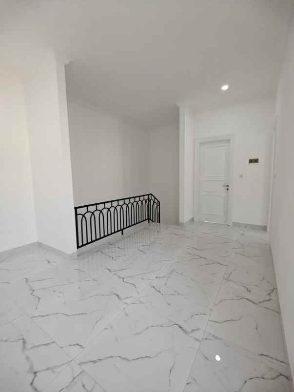 rumah baru design american classic di jatiwaringin