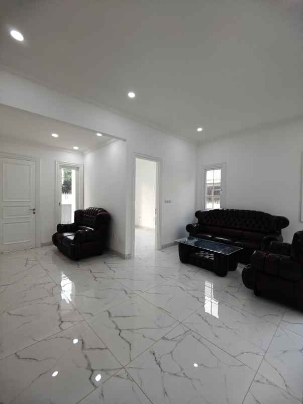 rumah baru design american classic di jatiwaringin