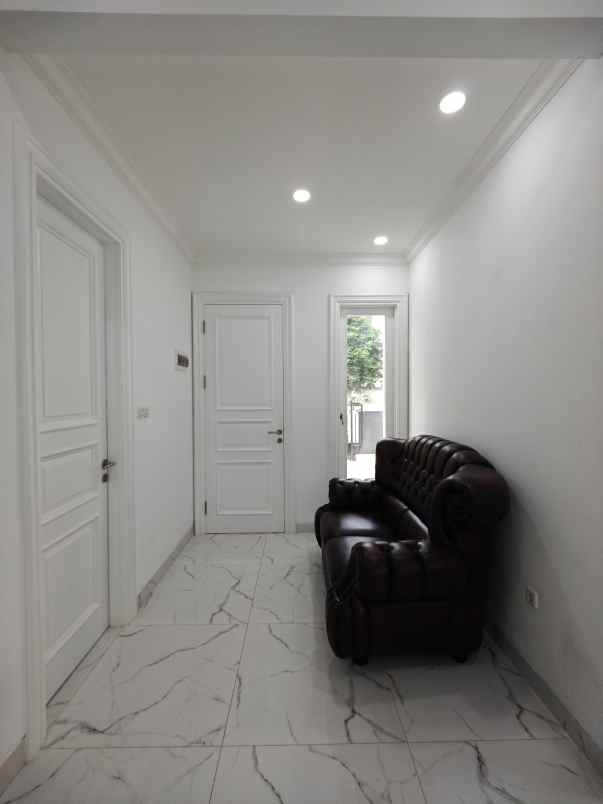 rumah baru design american classic di jatiwaringin