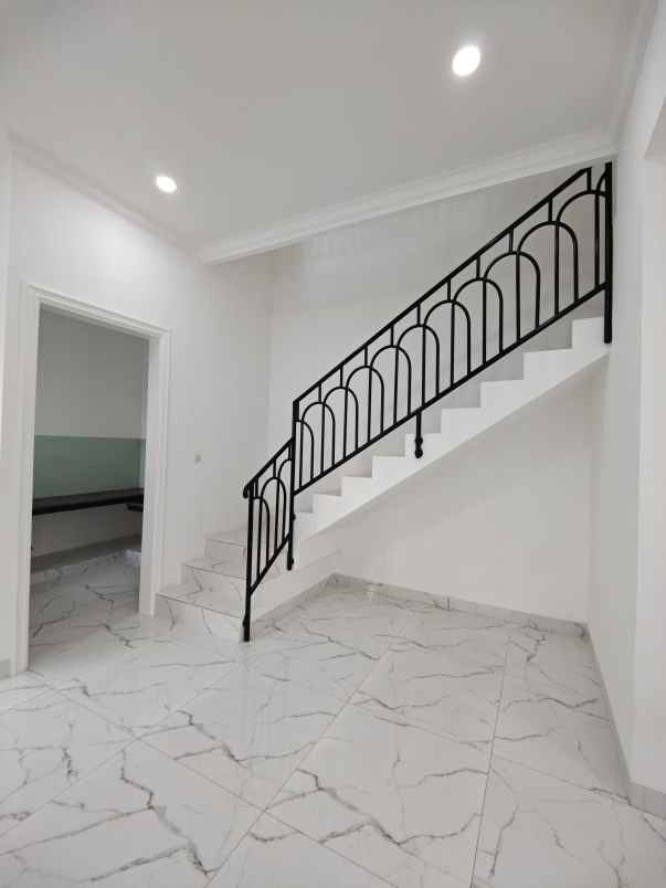 rumah baru design american classic di jatiwaringin