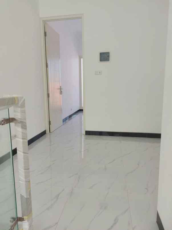 rumah baru gress siap huni di mulyosari utara