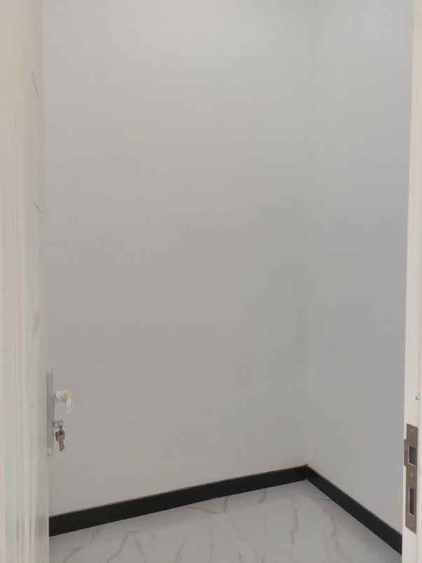 rumah baru gress siap huni di mulyosari utara