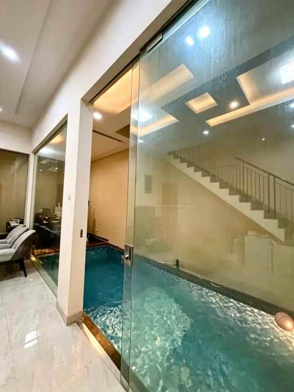 rumah baru mewah dengan kolam renang pribadi di condet