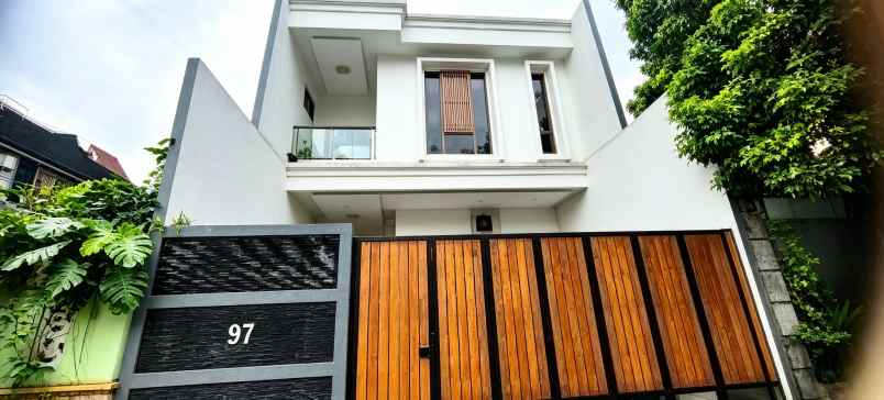 rumah baru mewah dengan kolam renang pribadi di condet