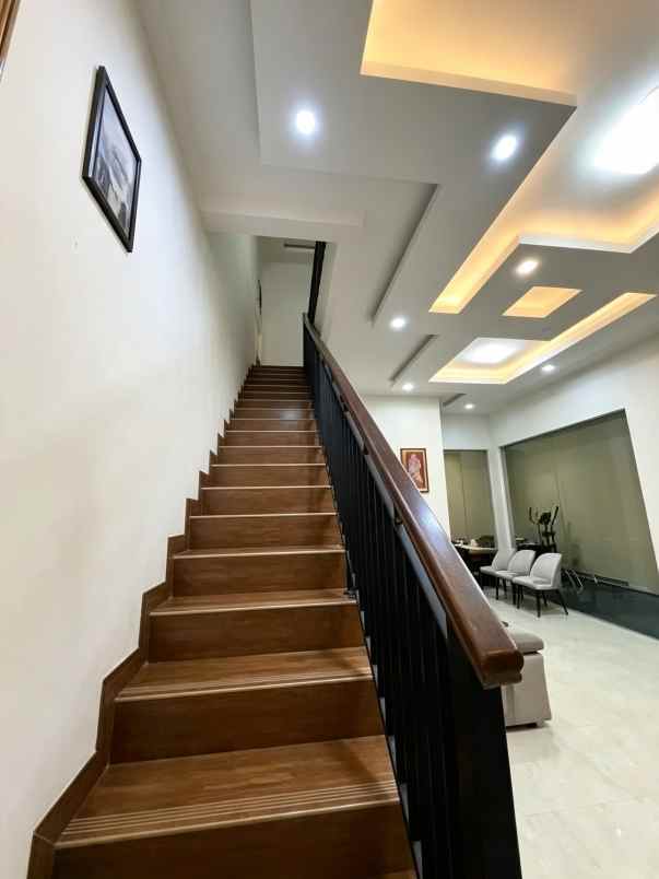 rumah baru mewah dengan kolam renang pribadi di condet
