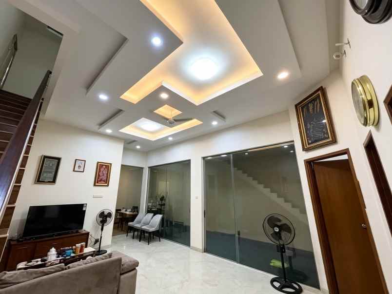 rumah baru mewah dengan kolam renang pribadi di condet