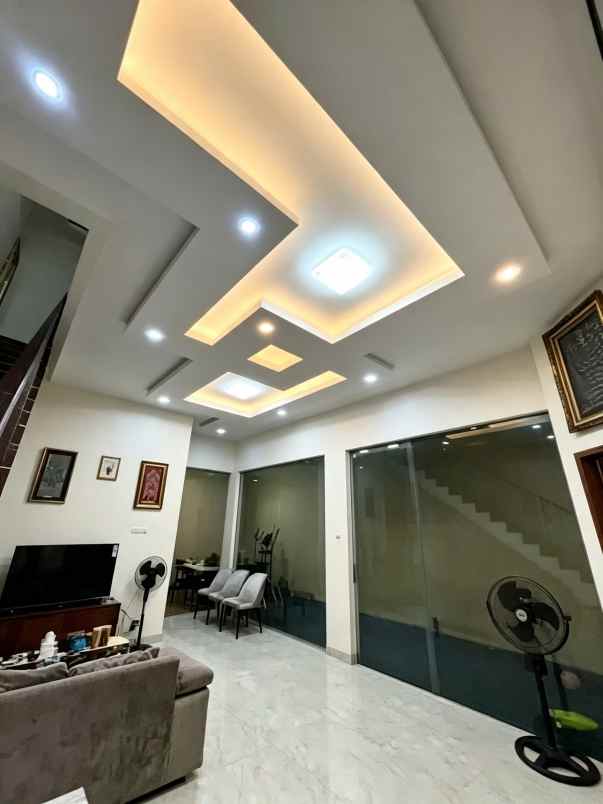 rumah baru mewah dengan kolam renang pribadi di condet
