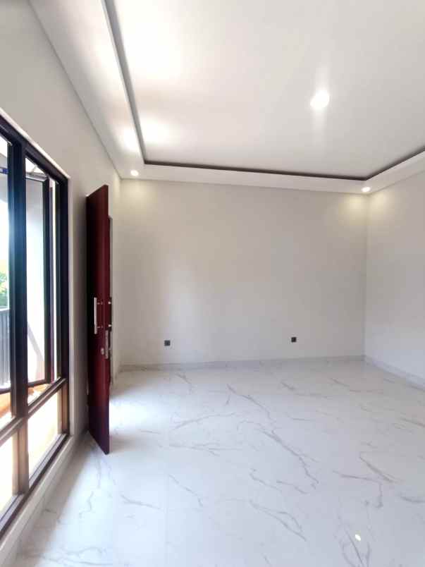 rumah baru model tropical di cinere