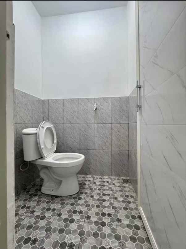 rumah cantik 2 lantai dgn harga pantastis