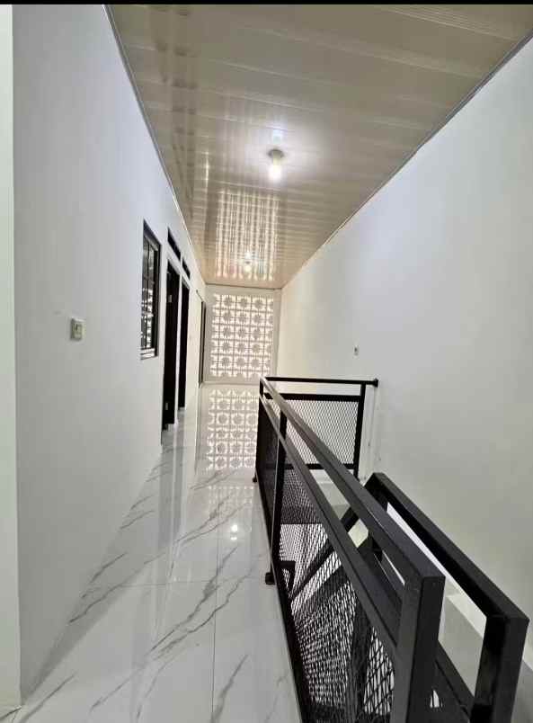 rumah cantik 2 lantai dgn harga pantastis