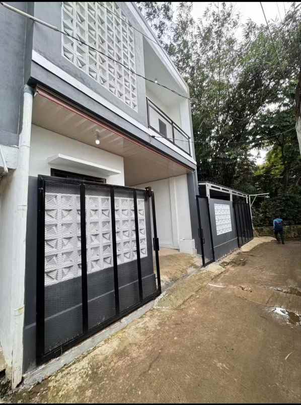 rumah cantik 2 lantai dgn harga pantastis