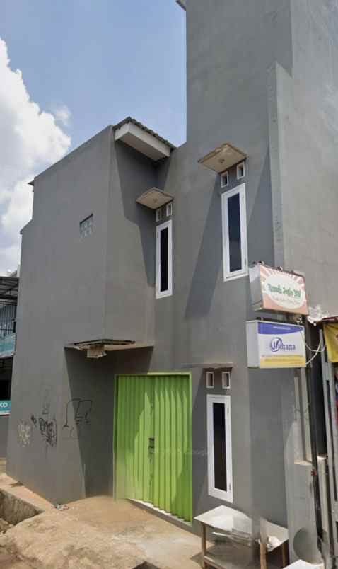 rumah di jalan ramai kota depok