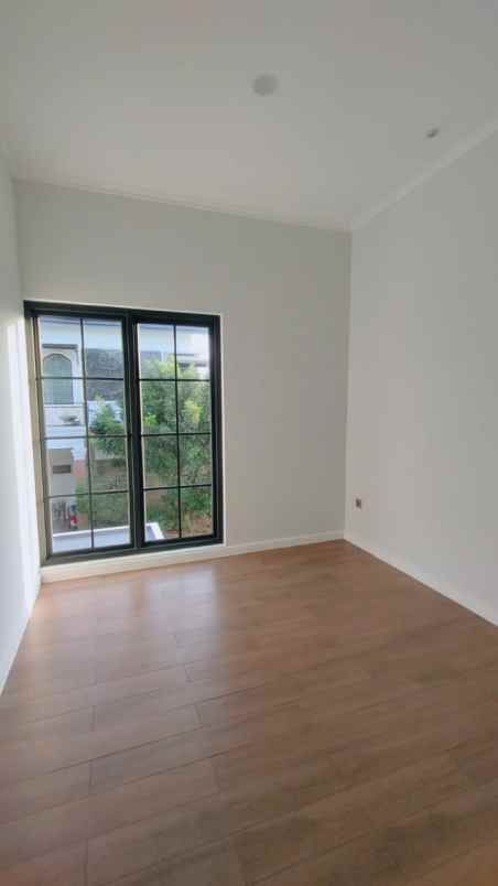 rumah klasik dengan sentuhan modern di nusaloka bsd