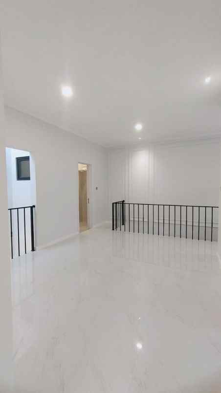 rumah klasik dengan sentuhan modern di nusaloka bsd