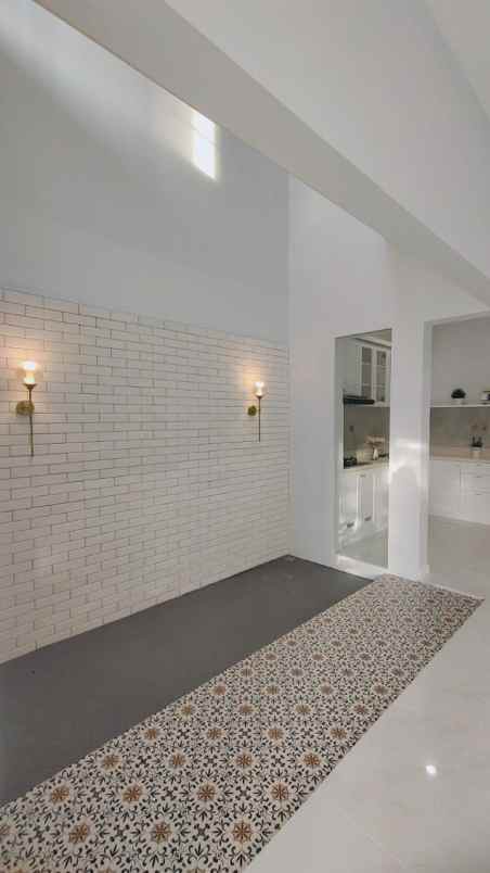 rumah klasik dengan sentuhan modern di nusaloka bsd