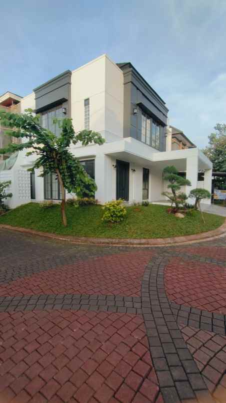 rumah klasik dengan sentuhan modern di nusaloka bsd