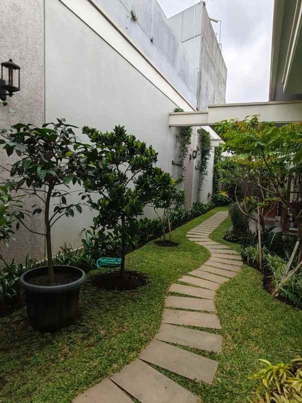 rumah mewah asri siap huni di setiabudi bnadung utara
