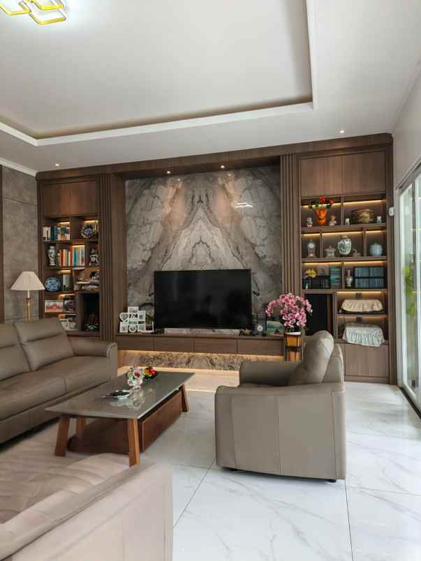 rumah mewah asri siap huni di setiabudi bnadung utara