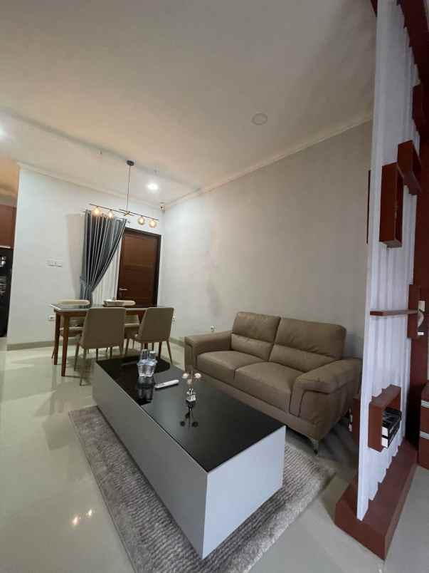 rumah mewah untuk keluarga istimewa di cirendeu