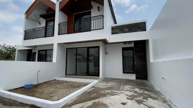 rumah scandinavian lt 90 137 m dekat stasiun prambanan