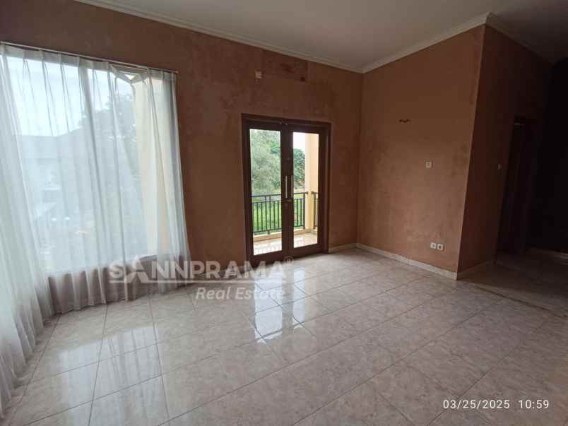 rumah second mewah denag tanah luas dan jalan lebar