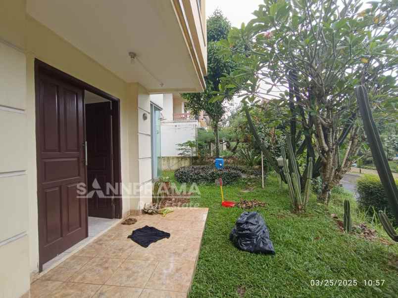 rumah second mewah denag tanah luas dan jalan lebar