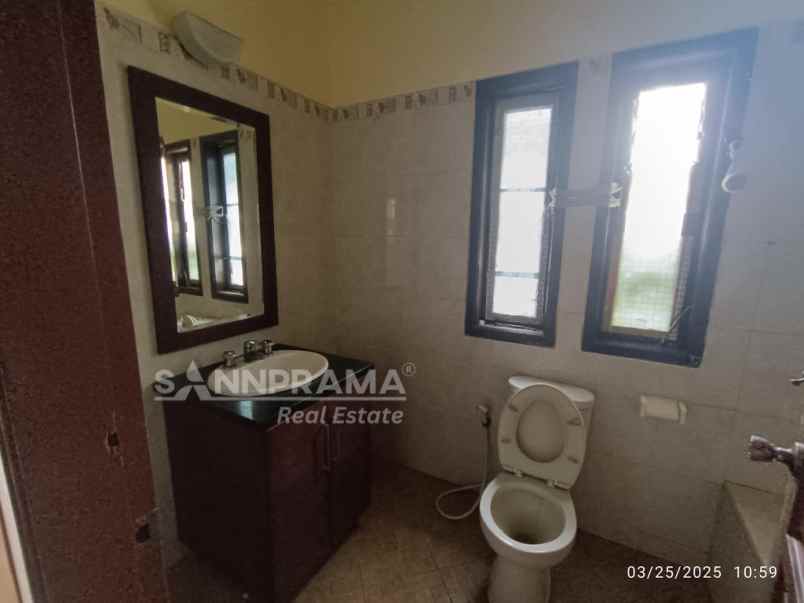 rumah second mewah denag tanah luas dan jalan lebar